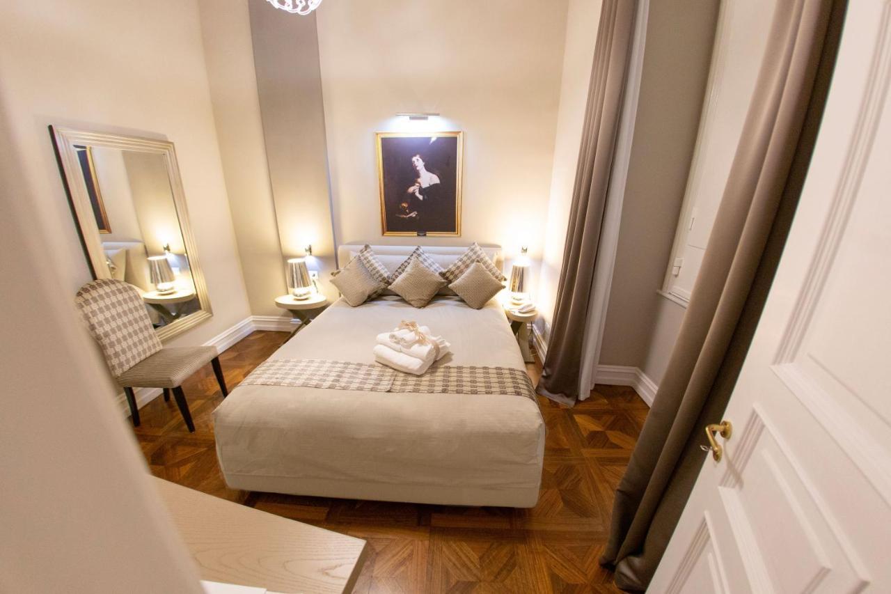 Leone Camere D'Autore - Chiaia Naples Exterior photo